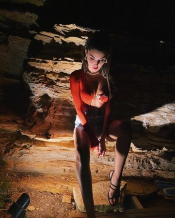 Aktrisa geyimi ilə diqqət çəkdi - FOTOLAR